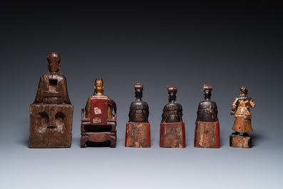 Zes Chinese deels vergulde houten sculpturen van hoogwaardigheidsbekleders en wachters, Ming en later