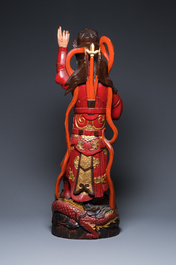 Een grote Vietnamese vergulde en gelakte houten figuur van een hemelse koning, 19/20e eeuw