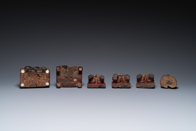 Six sculptures de dignitaires et de gardiens en bois partiellement dor&eacute;, Chine, Ming et post&eacute;rieur
