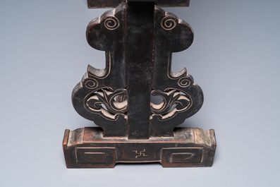 A Chinese huali box and cover, a burl wood-topped stand, a table screen mirror and a pair of Buddhist lions,  19/20th C.