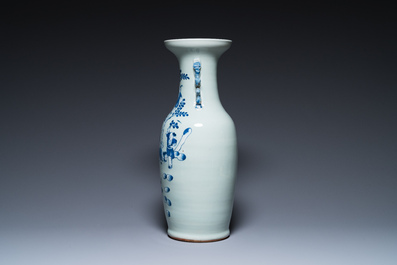 Un vase en porcelaine de Chine en bleu et blanc sur fond c&eacute;ladon, une paire dit 'de Nanking' et un aquarium en famille verte, 19&egrave;me