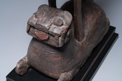 Een Chinese houten sculptuur met een kraanvogel op een tijger, Periode der Strijdende Staten