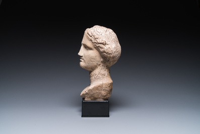 Een Romeins kalkstenen hoofd van een vrouw, waarschijnlijk uit de provincie Pannoni&euml;, 1/4e eeuw
