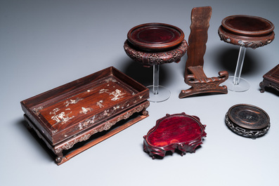 Six socles en bois sculpt&eacute; et trois plateaux incrust&eacute;s de nacre, Chine, 19/20&egrave;me