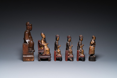 Zes Chinese deels vergulde houten sculpturen van hoogwaardigheidsbekleders en wachters, Ming en later