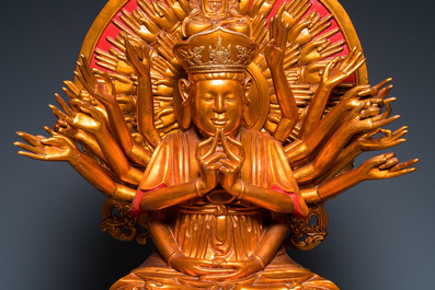 Een grote Vietnamese vergulde en gelakte houten figuur van Avalokitesvara met 18 armen, 19/20e eeuw