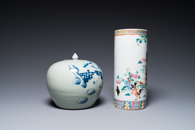 Quatre vases en porcelaine de Chine famille rose et un pot couvert en bleu et blanc sur fond c&eacute;ladon, 19&egrave;me