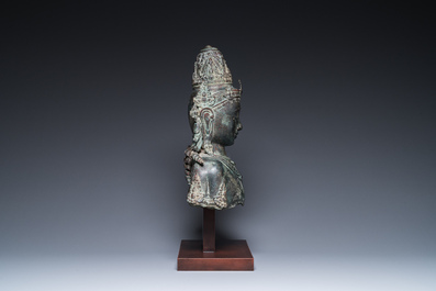 Een grote Javaanse bronzen buste van de god Shiva, Majapahit koninkrijk, Indonesi&euml;, wellicht 15/16e eeuw