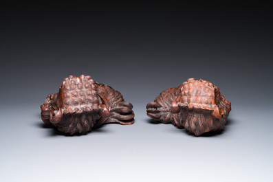 A Chinese huali box and cover, a burl wood-topped stand, a table screen mirror and a pair of Buddhist lions,  19/20th C.