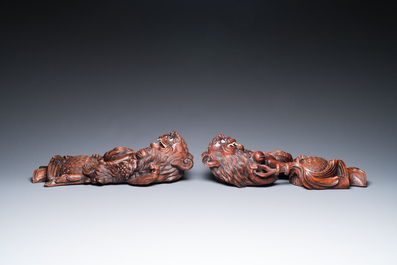 Une bo&icirc;te couverte en huali, un socle, un &eacute;cran de table au mirroir et une paire de lions bouddhistes, Chine, 19/20&egrave;me