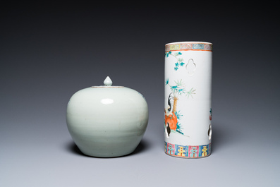 Quatre vases en porcelaine de Chine famille rose et un pot couvert en bleu et blanc sur fond c&eacute;ladon, 19&egrave;me