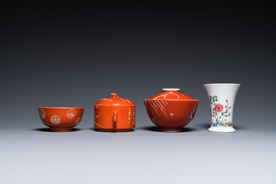 Quatre pi&egrave;ces en porcelaine de Chine famille rose et trois &agrave; fond rouge de corail, 19/20&egrave;me