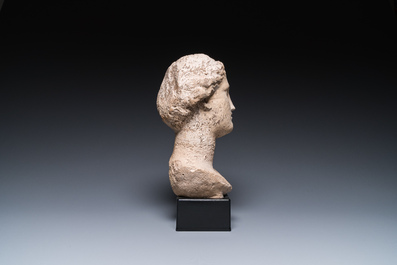 Een Romeins kalkstenen hoofd van een vrouw, waarschijnlijk uit de provincie Pannoni&euml;, 1/4e eeuw