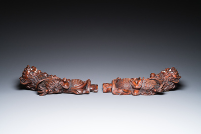 A Chinese huali box and cover, a burl wood-topped stand, a table screen mirror and a pair of Buddhist lions,  19/20th C.