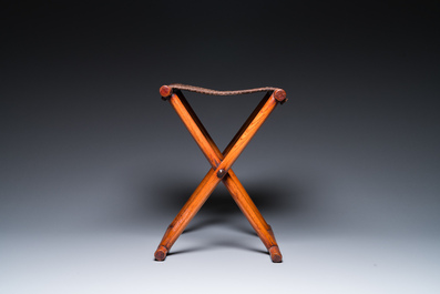 Un mirroir en bois et une chaise pliable, Chine, 19/20&egrave;me