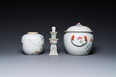 Quatre pi&egrave;ces en porcelaine de Chine famille rose et trois &agrave; fond rouge de corail, 19/20&egrave;me