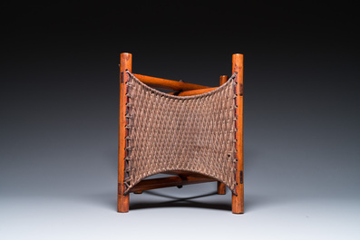 Un mirroir en bois et une chaise pliable, Chine, 19/20&egrave;me