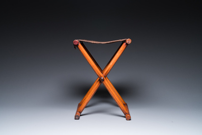 Un mirroir en bois et une chaise pliable, Chine, 19/20&egrave;me