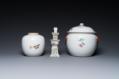 Quatre pi&egrave;ces en porcelaine de Chine famille rose et trois &agrave; fond rouge de corail, 19/20&egrave;me