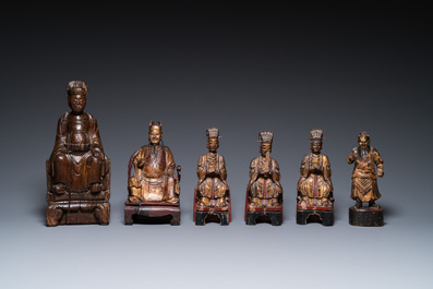 Six sculptures de dignitaires et de gardiens en bois partiellement dor&eacute;, Chine, Ming et post&eacute;rieur