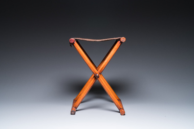 Un mirroir en bois et une chaise pliable, Chine, 19/20&egrave;me