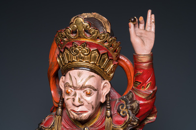 Grande sculpture d'un roi c&eacute;leste en bois laqu&eacute; rouge et dor&eacute;, Vietnam, 19/20&egrave;me
