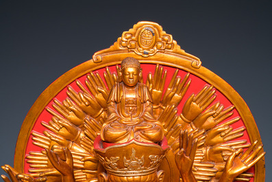 Grande sculpture d'Avalokitesvara &agrave; 18 bras en bois laqu&eacute; rouge et dor&eacute;, Vietnam, 19/20&egrave;me