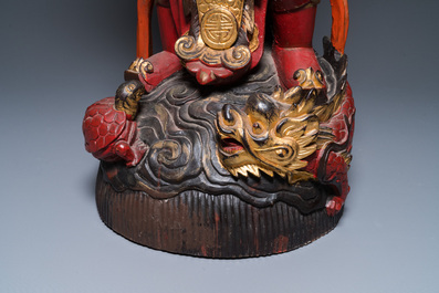 Een grote Vietnamese vergulde en gelakte houten figuur van een hemelse koning, 19/20e eeuw