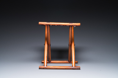 Un mirroir en bois et une chaise pliable, Chine, 19/20&egrave;me