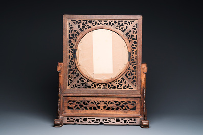 Een Chinees houten tafelscherm met qianjiang cai plaquette, gesigneerd Wang Yeting 汪野亭, gedateerd 1924