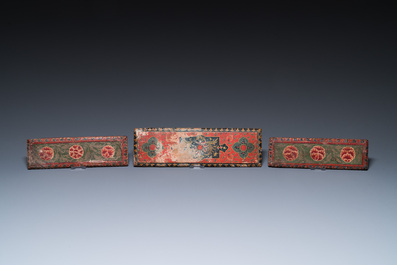 Acht tsaklis en drie beschildere houten boekkaften, Tibet, 19e eeuw