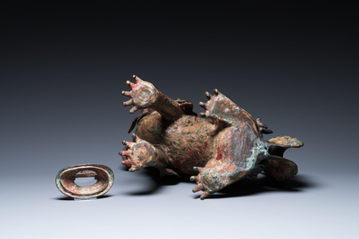 Grand br&ucirc;le-parfum en bronze en forme de lion bouddhiste, Chine, Ming