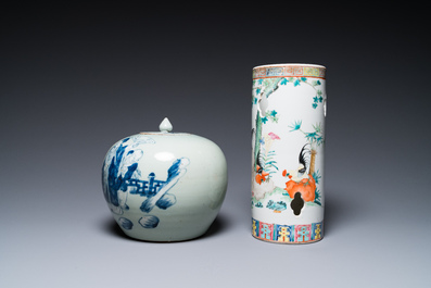 Quatre vases en porcelaine de Chine famille rose et un pot couvert en bleu et blanc sur fond c&eacute;ladon, 19&egrave;me