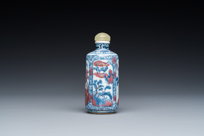 Een Chinese blauw-witte en koperrode snuiffles, 19e eeuw