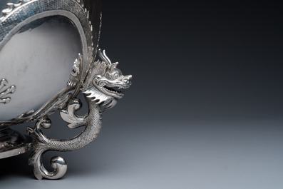 Grand bol en argent reposant sur trois pieds en forme de dragons, marque de Kun He, Shanghai, Chine, 19/20&egrave;me