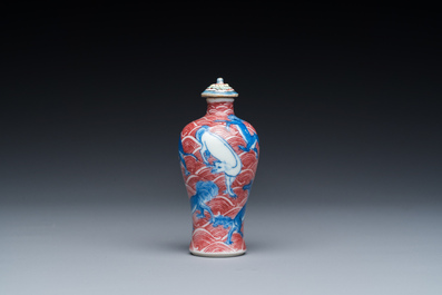 Tabati&egrave;re en porcelaine de Chine en bleu, blanc et rouge de cuivre &agrave; d&eacute;cor de chiens, 19&egrave;me