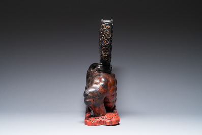 Grand socle en bois sculpt&eacute; et laqu&eacute; en forme de crapaud &agrave; trois pattes, Chine, Ming