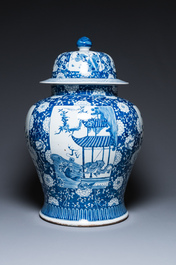 Een uitzonderlijk groot paar Chinese blauw-witte dekselvazen, 19/20e eeuw