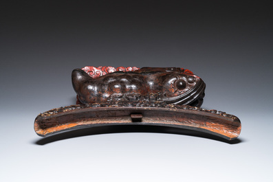 Een grote Chinese gelakte houten sokkel in de vorm van een driepotige pad, Ming