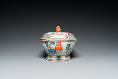 Terrine couverte sur son support de forme octogonale en porcelaine de Chine famille rose &agrave; sujet mandarin, Qianlong