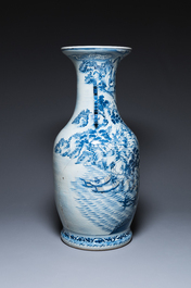 Grand vase en porcelaine de Chine en bleu, blanc et rouge de cuivre &agrave; d&eacute;cor d'un paysage fluvial montagneux, 19&egrave;me