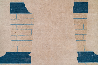 Een Chinees Ningxia tapijt met decor van een mandarijnse hoogwaardigheidsbekleder, 19e eeuw