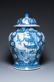 Een uitzonderlijk groot paar Chinese blauw-witte dekselvazen, 19/20e eeuw