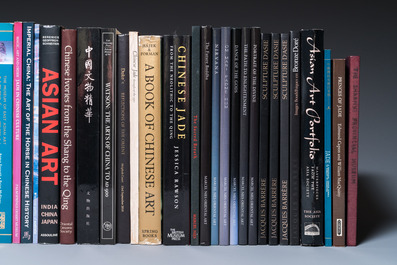 Belle collection d'ouvrages de r&eacute;f&eacute;rence et de catalogues de marchands et de maisons de ventes sur l'art asiatique et chinois