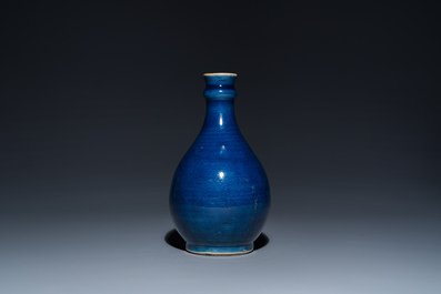 Een Chinese monochrome blauwe flesvormige vaas, Qianlong