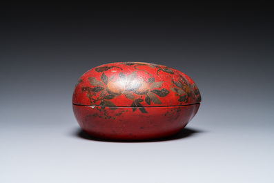 Een Chinese perzikvormige dekseldoos in beschilderd lakwerk, Qing