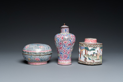 Un vase couvert, une bo&icirc;te couverte et une bo&icirc;te &agrave; th&eacute; en &eacute;maux de Canton, Chine, Qianlong