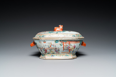 Terrine couverte sur son support de forme octogonale en porcelaine de Chine famille rose &agrave; sujet mandarin, Qianlong