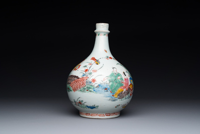 Bouteille en porcelaine Arita de Japon surd&eacute;cor&eacute;e aux Pays-Bas de style Kakiemon, Edo, 17/18&egrave;me