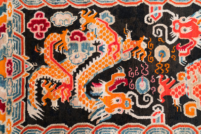 Tapis &agrave; d&eacute;cor de deux dragons chassant la perle, Tibet, 19&egrave;me